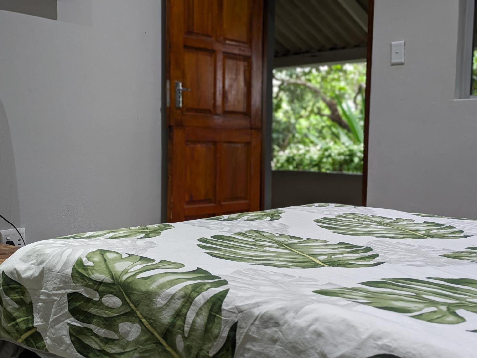 Amapondo Backpackers Lodge Port Saint Johnʼs Esterno foto